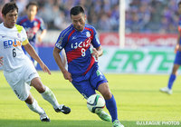 ドリブル突破を狙う阿部　拓馬（甲府）【明治安田Ｊ１ 2nd 第15節 甲府vs広島】（11/15）