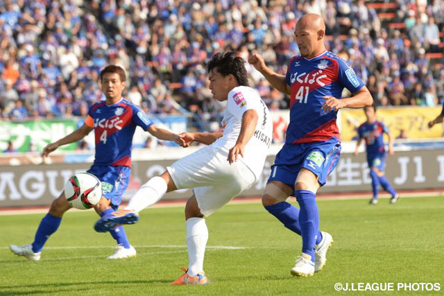 甲府守備陣のタイトなマークを受けた佐藤　寿人（広島）【明治安田Ｊ１ 2nd 第15節 甲府vs広島】（12/15）