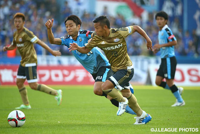 喜田　拓也（横浜FM）をマークする小林　悠（川崎Ｆ）【明治安田Ｊ１ 2nd 第15節 川崎Ｆvs横浜FM】（10/15）