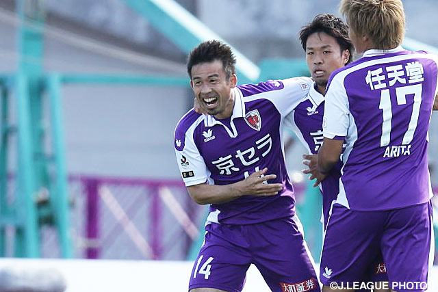 ダイレクトボレーで先制点を決めた山瀬　功治（京都）【明治安田Ｊ２ 第38節 京都vs大宮】（1/3）