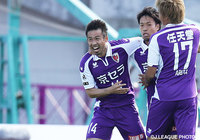 ダイレクトボレーで先制点を決めた山瀬　功治（京都）【明治安田Ｊ２ 第38節 京都vs大宮】（1/3）