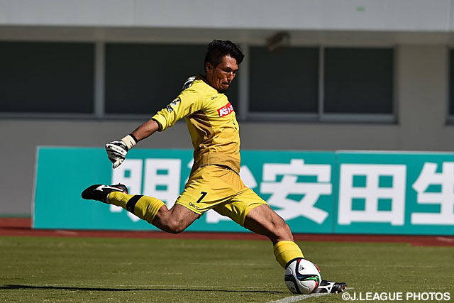 好セーブで得点を許さなかった本間　幸司 （水戸）【明治安田Ｊ２ 第38節 長崎vs水戸】（2/3）