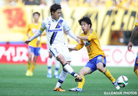 マッチアップする遠藤　保仁（Ｇ大阪）と武井　択也（仙台）【明治安田Ｊ１ 2nd 第15節 仙台vsＧ大阪】（4/5）