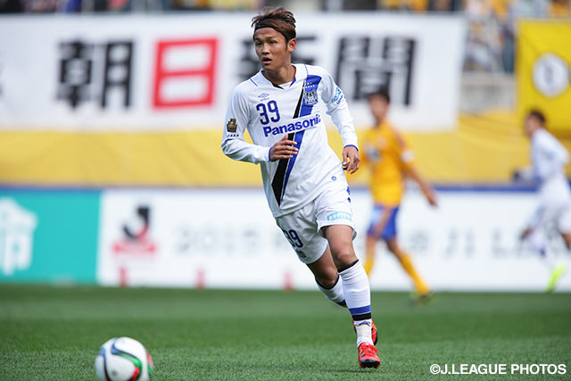 巧みなヒールパスで先制点をアシストした宇佐美　貴史（Ｇ大阪）【明治安田Ｊ１ 2nd 第15節 仙台vsＧ大阪】（2/5）