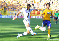 今季リーグ戦12得点目となる先制点を決めたパトリック（Ｇ大阪）【明治安田Ｊ１ 2nd 第15節 仙台vsＧ大阪】（1/5）