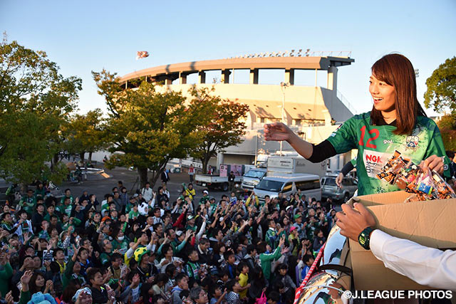 ハロウィンのお菓子まきを行う佐藤　美希さん【明治安田Ｊ２ 第38節 岐阜vs千葉】（3/3）