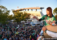 ハロウィンのお菓子まきを行う佐藤　美希さん【明治安田Ｊ２ 第38節 岐阜vs千葉】（3/3）