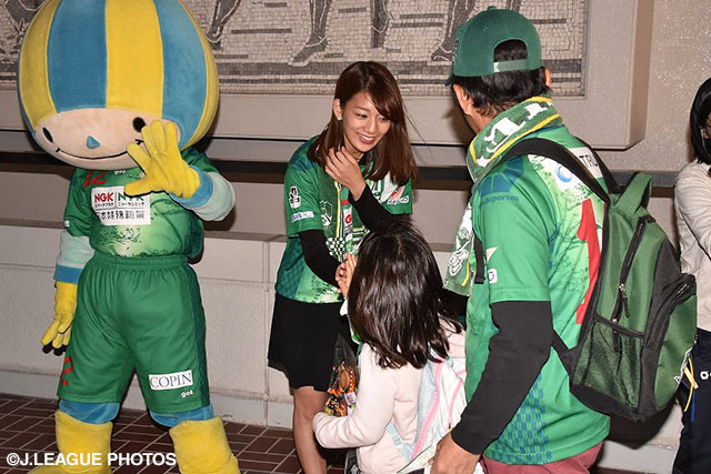 ファン・サポーターをお出迎えする佐藤　美希さん【明治安田Ｊ２ 第38節 岐阜vs千葉】（2/3）