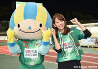 岐阜の応援マスコット、ミナモと記念撮影をする佐藤　美希さん【明治安田Ｊ２ 第38節 岐阜vs千葉】（1/3）