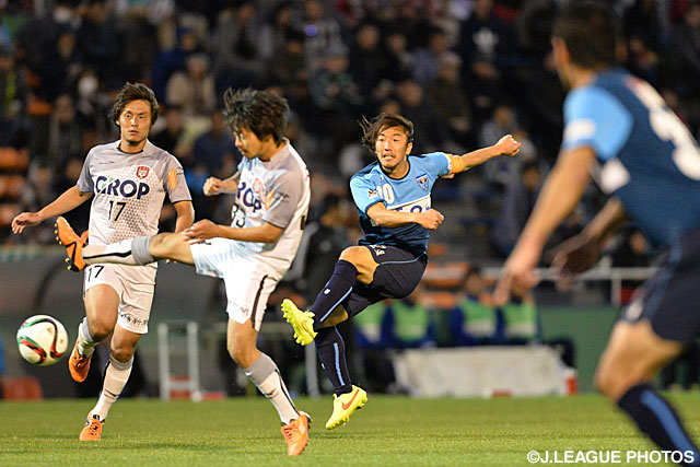 積極的にシュートを放つ寺田　紳一（横浜FC）【明治安田Ｊ２ 第38節 横浜FCvs岡山】（2/3）
