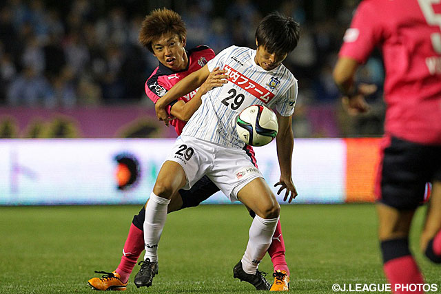 ボールキープをする森川　裕基（讃岐）とマークに付く中澤　聡太（Ｃ大阪）【明治安田Ｊ２ 第38節 Ｃ大阪vs讃岐】（1/3）