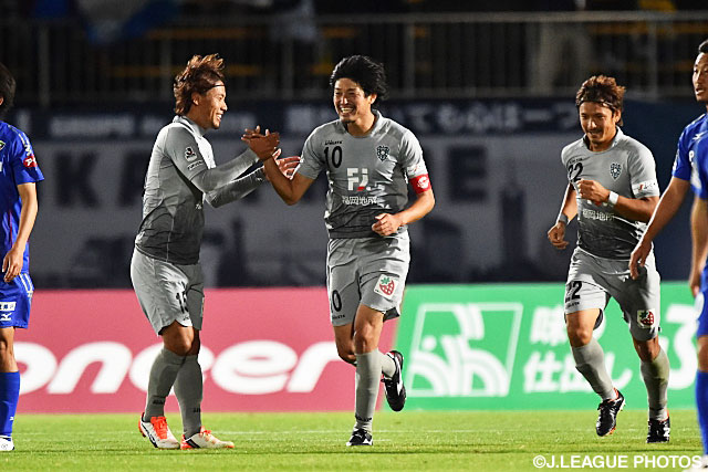 試合終盤に2試合連続得点となるダメ押しの3点目を決めた城後　寿（福岡）【明治安田Ｊ２ 第38節 徳島vs福岡】（2/3）