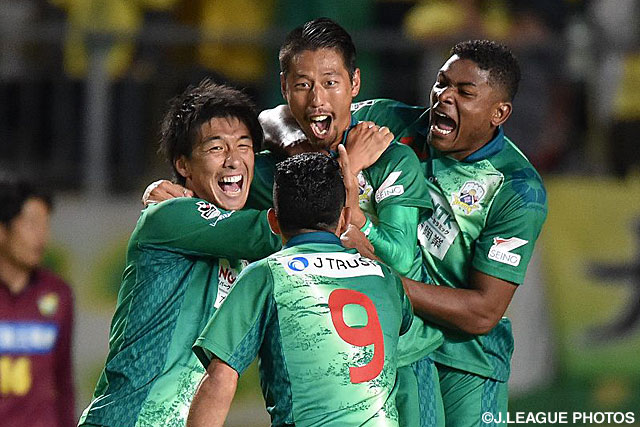 巧みなハーフボレーで決勝ゴールを決めた岡根　直哉（岐阜）【明治安田Ｊ２ 第38節 岐阜vs千葉】（1/3）