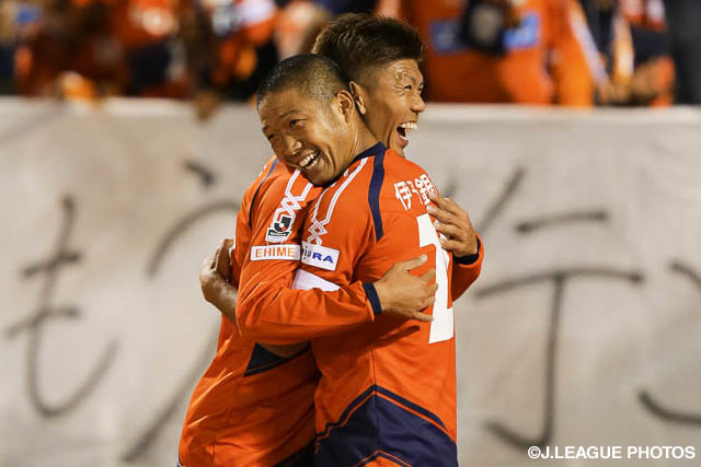 2得点を決めて2年連続ふた桁得点を達成した河原　和寿（愛媛 右）【明治安田Ｊ２ 第38節 愛媛vs群馬】（3/3）