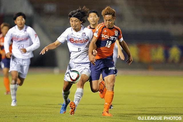 ボールを追って激しく競り合う乾　大知（群馬）と西田　剛（愛媛）【明治安田Ｊ２ 第38節 愛媛vs群馬】（2/3）