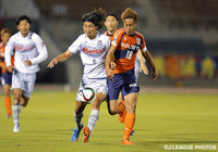 ボールを追って激しく競り合う乾　大知（群馬）と西田　剛（愛媛）【明治安田Ｊ２ 第38節 愛媛vs群馬】（2/3）