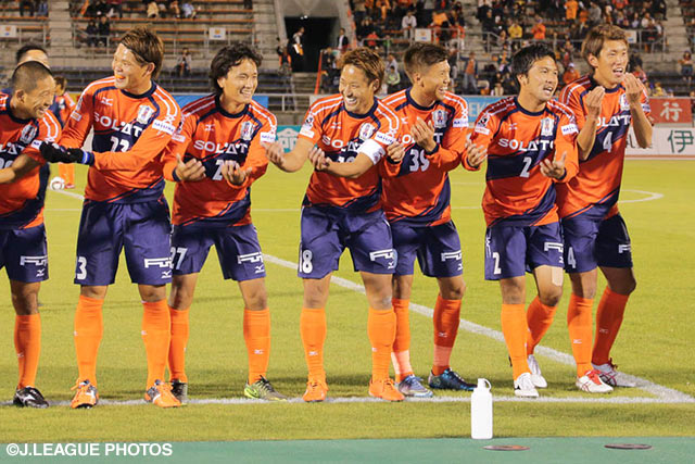 先制点を決め、ゆりかごダンスで自身の長女の誕生を祝った西田　剛 （愛媛 #18）【明治安田Ｊ２ 第38節 愛媛vs群馬】（1/3）