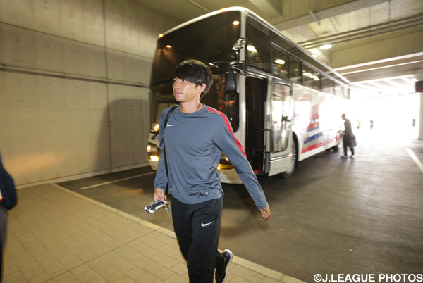 公式練習のため会場入りした柴崎　岳（鹿島）【ＹＮＣ 決勝 前日公式練習】