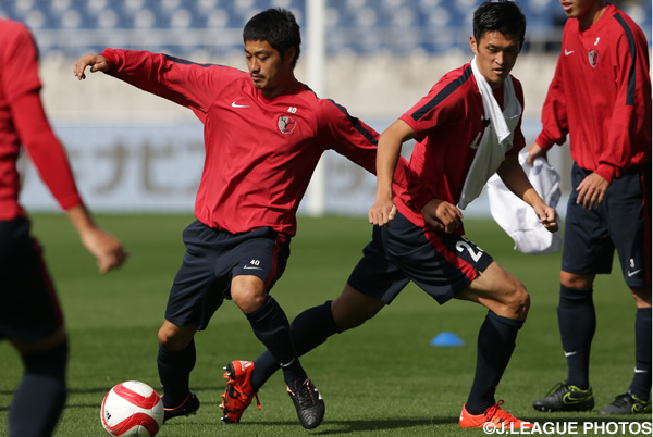 前日公式練習にて真剣な表情で取り組む小笠原　満男（左）と植田　直通（右）【ＹＮＣ 決勝 前日公式練習】