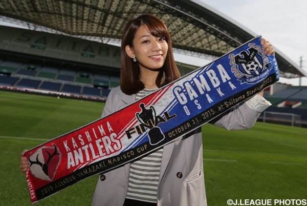 決勝記念タオルマフラーを持つ佐藤　美希さん【ヤマザキナビスコカップ決勝】