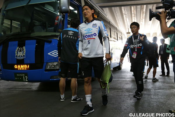前日公式練習のためバスから降りる丹羽　大輝（Ｇ大阪）【ＹＮＣ 決勝 前日公式練習】