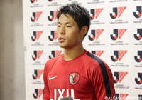 ニューヒーロー賞を受賞した赤﨑　秀平（鹿島）が取材を受ける様子【ＹＮＣ 決勝 前日公式練習】