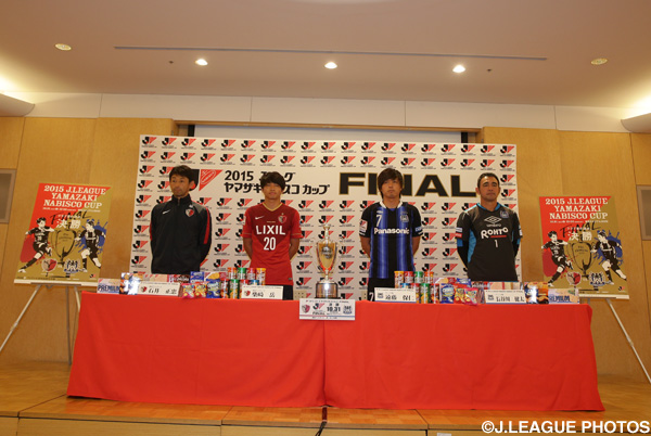 公式記者会見に臨む両チームの代表選手と監督【ＹＮＣ 決勝 前日公式練習】