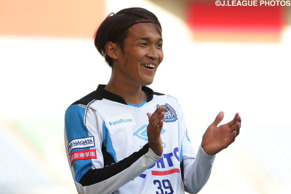 笑顔を見せてリラックスした様子の宇佐美　貴史（Ｇ大阪）【ＹＮＣ 決勝 前日公式練習】