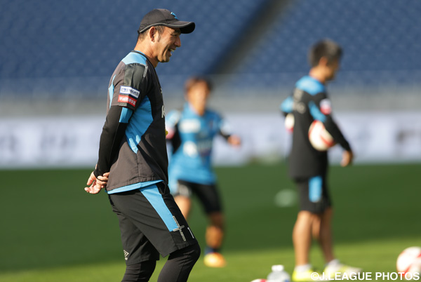 前日公式練習にて、リラックスした表情を見せるＧ大阪の長谷川　健太監督【ＹＮＣ 決勝 前日公式練習】