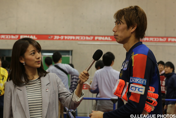 佐藤　美希さんの取材に応える東口　順昭（Ｇ大阪）【ＹＮＣ 決勝 前日公式練習】
