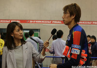 佐藤　美希さんの取材に応える東口　順昭（Ｇ大阪）【ＹＮＣ 決勝 前日公式練習】