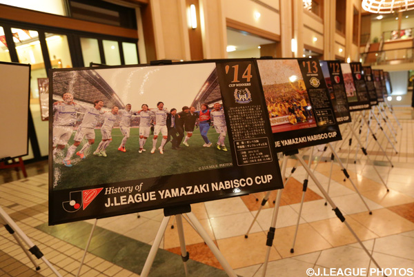 前夜祭の会場にある、歴代優勝チームの写真【ＹＮＣ 決勝 前夜祭】