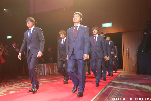 壇上に向かう両チームの選手たち【ＹＮＣ 決勝 前夜祭】