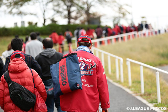 開門を待ち、長蛇の列を作る鹿島のファン・サポーター【ＹＮＣ 決勝 鹿島vsＧ大阪】（4/36）