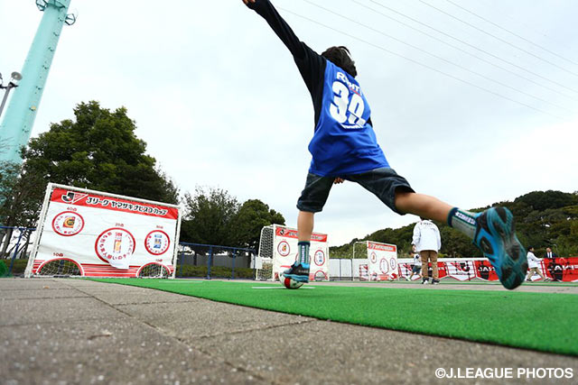 ヤマザキナビスコサッカーパークでシュートゲームにチャレンジするＧ大阪のファン・サポーター【ＹＮＣ 決勝 鹿島vsＧ大阪】（7/36）