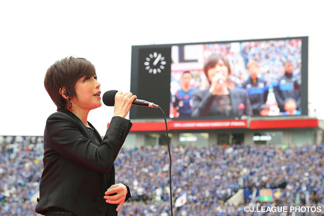 国歌斉唱を行うTRFのYU-KIさん【ＹＮＣ 決勝 鹿島vsＧ大阪】（18/36）