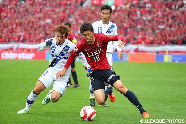 1対1の攻防を繰り広げる阿部　浩之（Ｇ大阪）と山本　脩斗（鹿島）【ＹＮＣ 決勝 鹿島vsＧ大阪】（25/36）