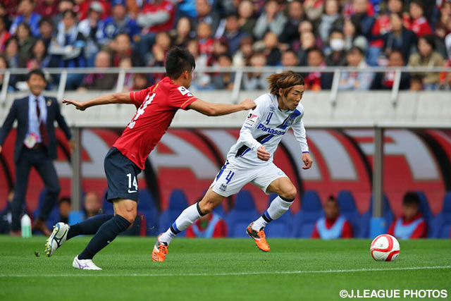 ドリブル突破を図る藤春　廣輝（Ｇ大阪）【ＹＮＣ 決勝 鹿島vsＧ大阪】（28/36）