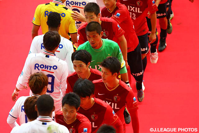 激闘を終え、互いの健闘を称え合う両チームの選手たち【ＹＮＣ 決勝 鹿島vsＧ大阪】（4/12）