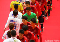 激闘を終え、互いの健闘を称え合う両チームの選手たち【ＹＮＣ 決勝 鹿島vsＧ大阪】（4/12）