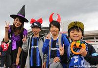 Ｇ大阪のファン・サポーターと記念撮影をする佐藤　美希さん【ＹＮＣ 決勝 鹿島vsＧ大阪】（3/3）