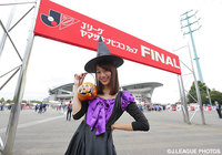 ハロウィンの仮装で魔女に扮した佐藤　美希さん【ＹＮＣ 決勝 鹿島vsＧ大阪】（1/3）