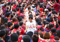 鹿島のファン・サポーターとハイタッチを交わす石井　正忠監督と選手たち【ＹＮＣ 決勝 鹿島vsＧ大阪】（11/12）