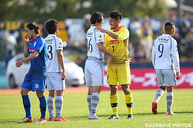 互いの健闘を称え合う永井　雄一郎（群馬）と本間　幸司（水戸）【明治安田Ｊ２ 第39節 水戸vs群馬】（3/3）