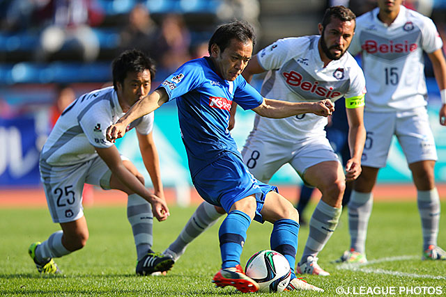 豪快なミドルシュートを放った田中　雄大（水戸）【明治安田Ｊ２ 第39節 水戸vs群馬】（1/3）