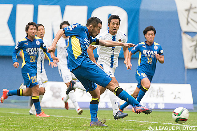 決定的なシュートを放った荒田　智之（大分）【明治安田Ｊ２ 第39節 大分vs金沢】（2/3）