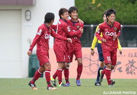 琉球の同点ゴールを決めた岩渕　良太（#14）と逆転ゴールを決めた田辺　圭佑（#8）【明治安田Ｊ３ 第36節 秋田vs琉球】（1/2）