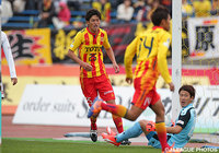 3試合連続となる今季15点目を決めた小松　塁（北九州）【明治安田Ｊ２ 第39節 北九州vs京都】（3/3）