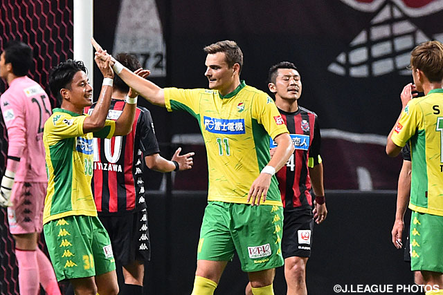 前半終了間際にPKを確実に決めたネイツ　ペチュニク（千葉）【明治安田Ｊ２ 第39節 札幌vs千葉】（1/3）