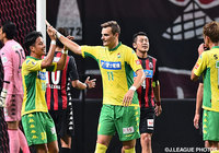 前半終了間際にPKを確実に決めたネイツ　ペチュニク（千葉）【明治安田Ｊ２ 第39節 札幌vs千葉】（1/3）